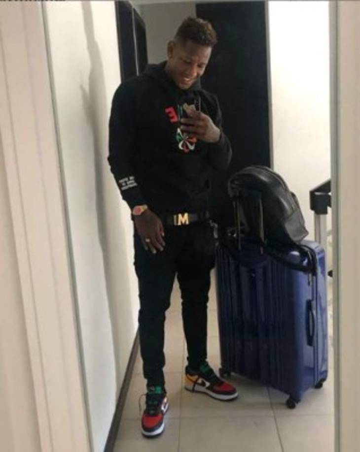 Romell Quioto tomándose una selfie con sus maletas, pero siempre mostrando su atuendo.