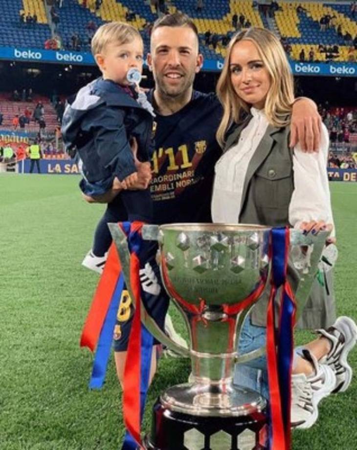 Jordi Alba junto a su esposa y su hijo.