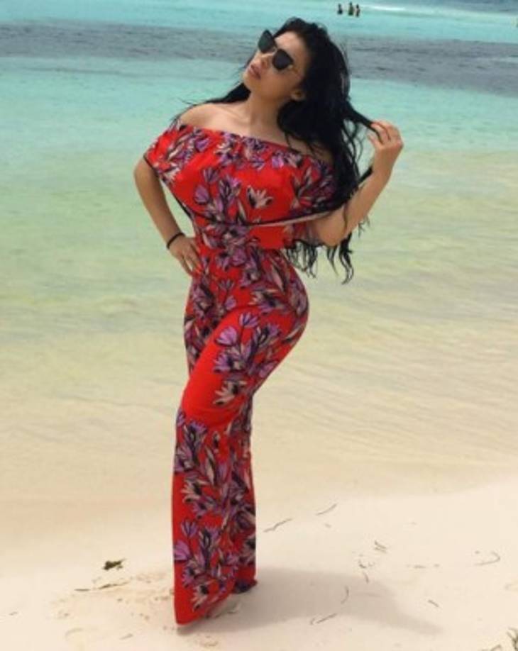 La modelo fue retada por el cantante norteño a pasearse en topless si la selección mexicana perdía contra Alemania en la pasada Copa Confederaciones.