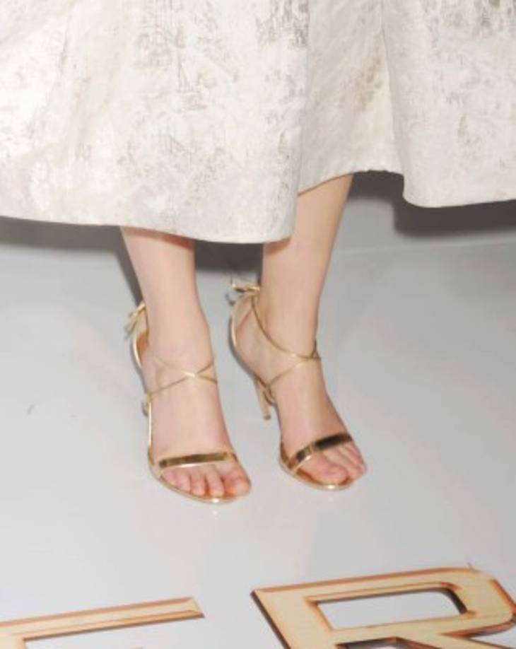 Creo que su postura queda muy clara y más aún cuando recordamos como se cayó en la entrega de los Óscares del año pasado... y este año también, pero en la Alfombra Roja.