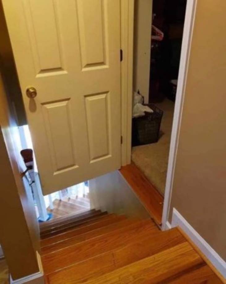 Vamos abrir la puerta sin caer en el vacío. La imagen es un claro ejemplo de cómo no hacer tus cambios en diseño de interiores.