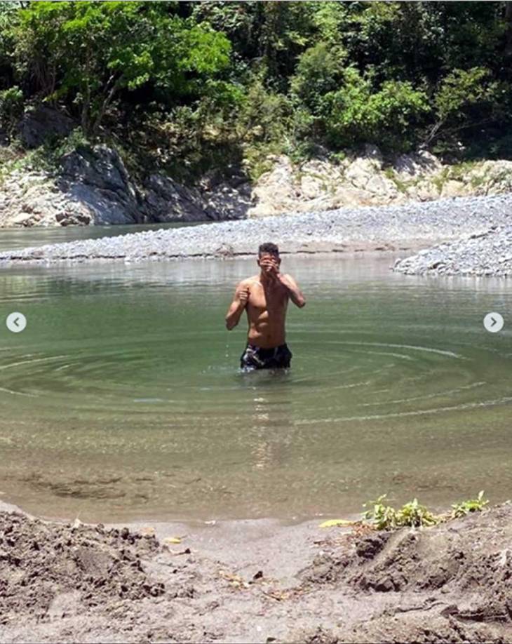 Yaudel Lahera - El atacante cubano del Victoria aprovechó para darse un chapuzón.