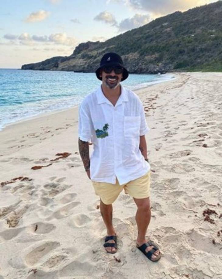 Lavezzi subió una foto a su cuenta de Instagram en la que se lo ve solo en la playa y con un asombroso paisaje de fondo. Fue allí que un usuario le comentó: “¿Icardiando?”, en alusión a las declaraciones de que sale con la ex novia de un amigo.