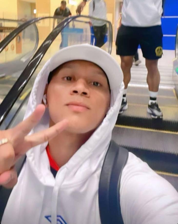 Los futbolistas merengues aprovecharon para tomarse fotografías durante el viaje a México. Bryan Moya fue uno de ellos.