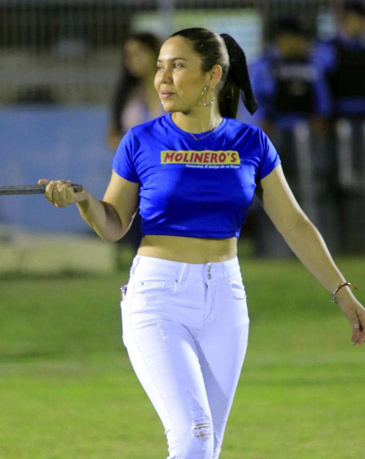 El Clásico Ceibeño contó con la presencia de guapas edecanes que mandan los patrocinadores del home club.