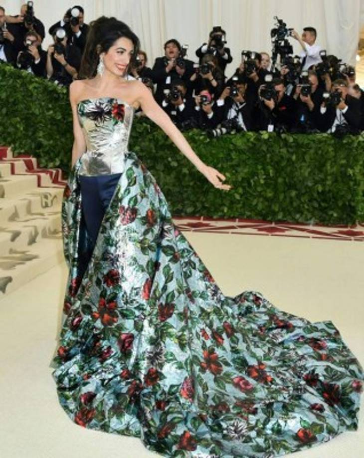 Amal Clooney, esposa del actor Goerge Clooney, con un corsé y pantalón con sobrefalda estampada de Richard Quinn.