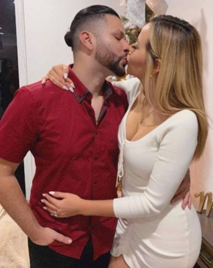 La influencer hondureña Ana Alvarado, mejor conocida como LipstickFables, festejó junto a su familia y esposo Jorge Cordero. <br/>