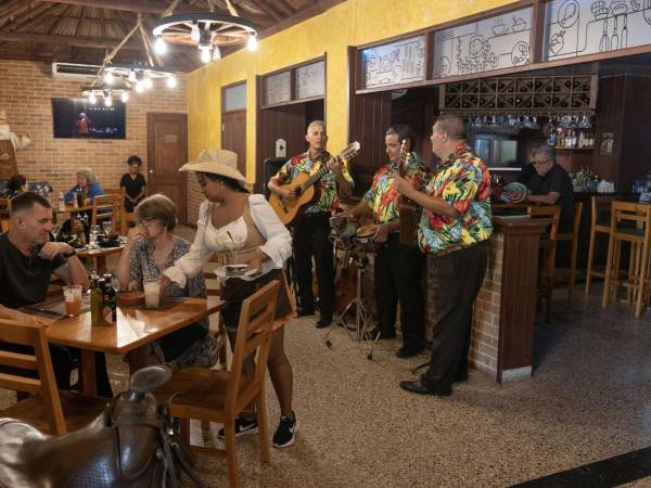 La Carreta, un emblemático restaurante en la Habana antes propiedad del Gobierno, ha reabierto como negocio privado.