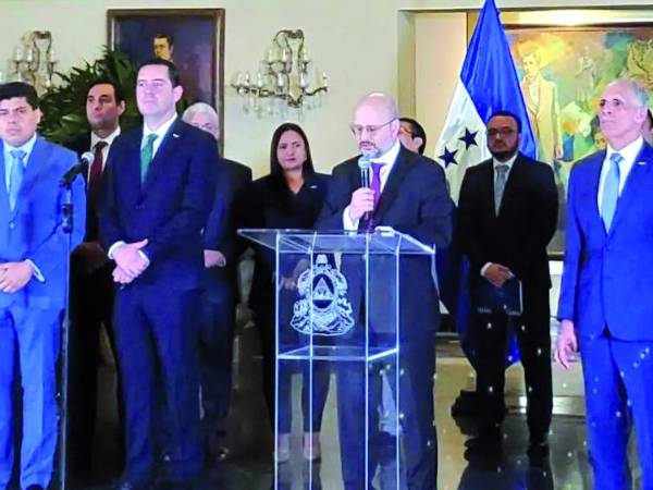 Miembros de la Misión Técnica del FMI con el gobernante hondureño, Nasry Asfura, durante una conferencia de prensa en mayo pasado.
