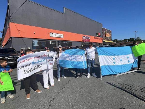 Un grupo de hondureños residentes en Estados Unidos realizó una manifestación pacífica frente al Consulado de Honduras en Charlotte, Carolina del Norte