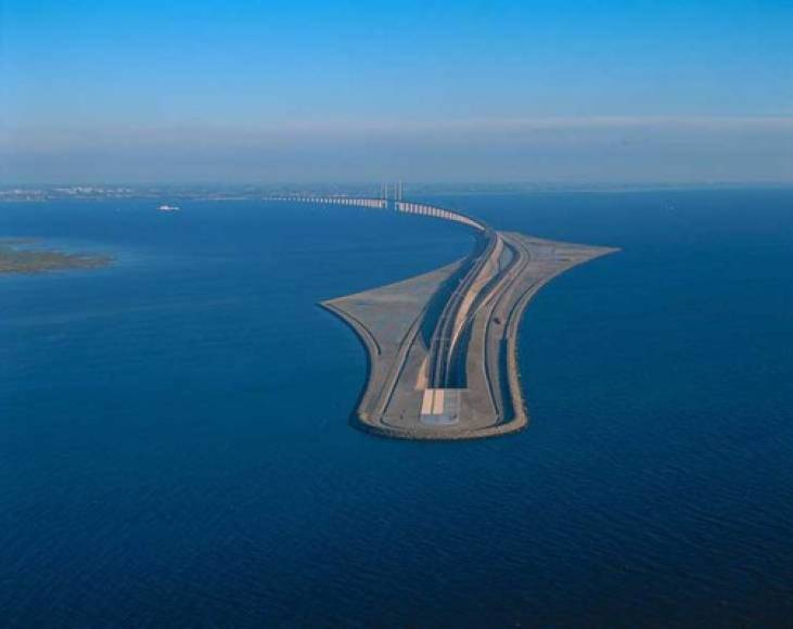 Este puente es sencillamente único. El arquitecto danés George K.S. Rotne se las ingenió para hacer factible esta obra que conecta Copenhagen, la capital de Dinamarca, con la ciudad sueca de Malmö.
