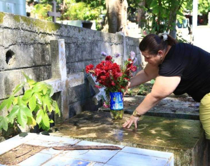 Limpiar, adornar, recordar son las acciones que caraterizan cada 1 y 2 de noviembre en los cementerios de Honduras.