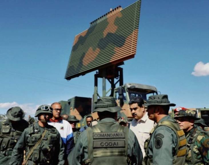 Maduro lidera maniobras militares al grito de 'fuera Trump'