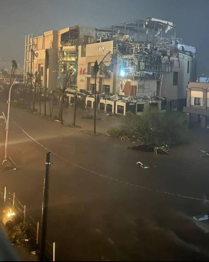 Por sus amplias líneas costeras en el Pacífico y el Atlántico, México es uno de los países más vulnerables al embate de huracanes, con al menos una decena de fenómenos climatológicos al año, todos con potencial de convertirse en grandes ciclones.