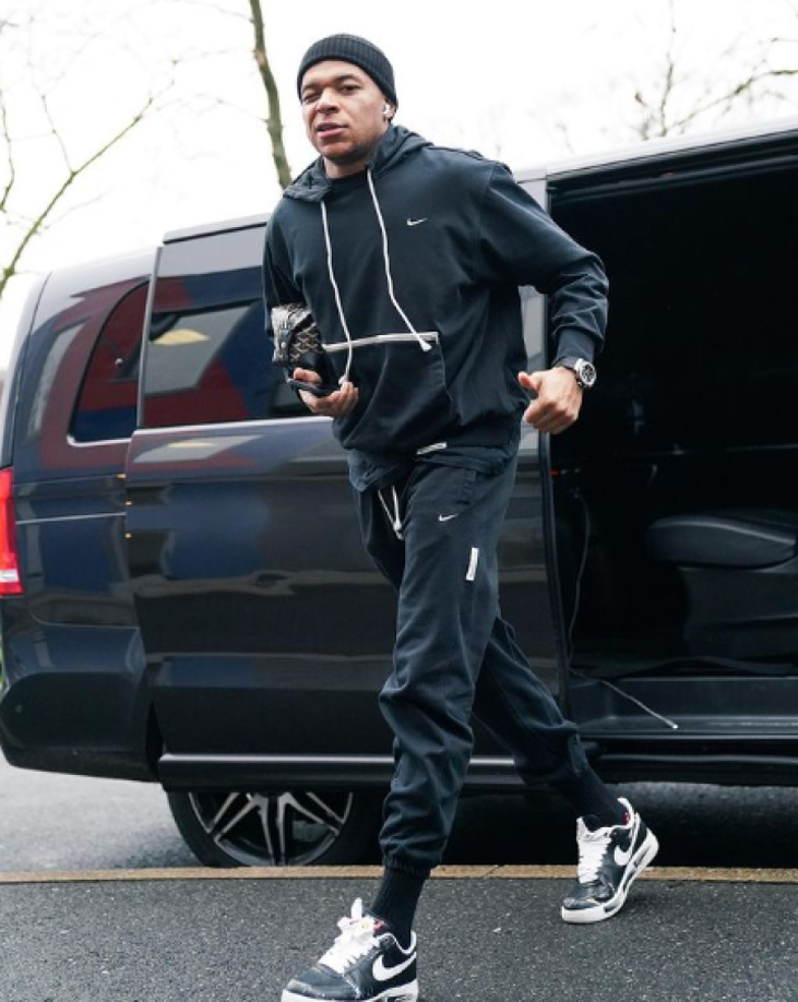 Una de las promesas que el PSG le ha comunicado a Kylian Mbappé es que será la figura principal del nuevo proyecto que realizarán en la próxima campaña.