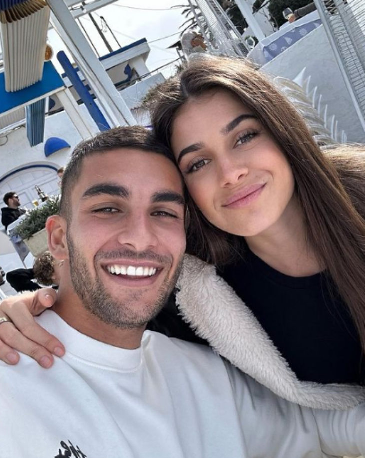 Se desconoce la causa que habría llevado romper, ya que por redes sociales compartían muchas fotos juntos y parecía que eran una de las parejas más consolidadas del medio.