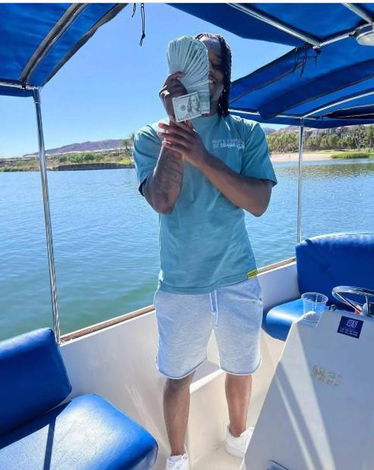 Este fragmento incluiría detalles del asesinato “consistentes con la evidencia en la escena”. Además, afirman que mientras rapeaba recreaba el crimen.