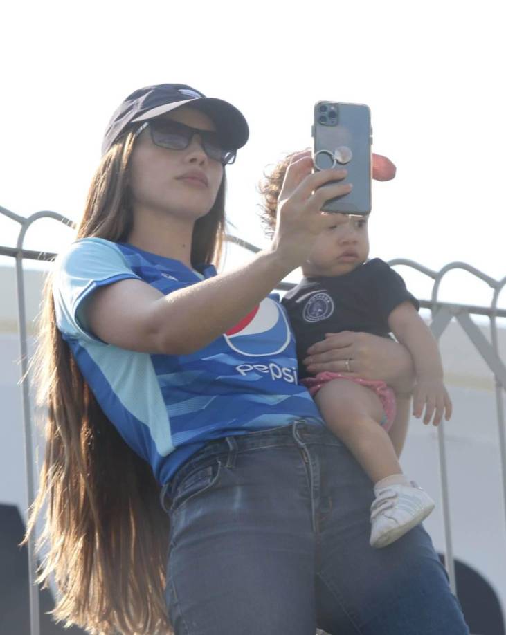 Esta hermosa fanática del Ciclón Azul llegó en compañía de una pequeña seguidora.