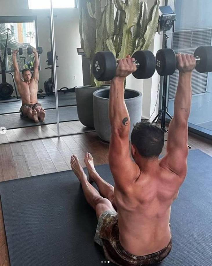 El delantero mexicano Chicharito Hernández compartió su progreso en el terreno del entrenamiento físico en los últimos tres años.