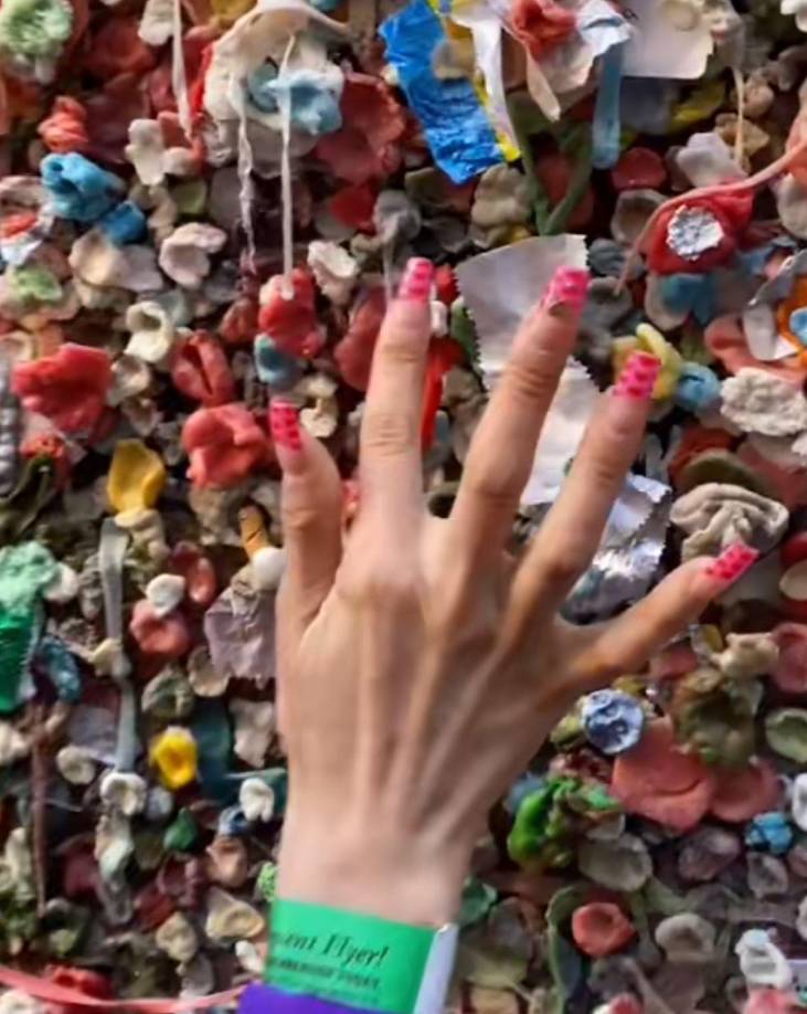 Los peculiares momentos en el sitio donde se coloca las gomas de mascar se han vuelto tendencia en los últimos días en las redes sociales, ya que algunos creadores de contenidos se atreven a lamer varias de las goma de los chicles dejados en la pared.