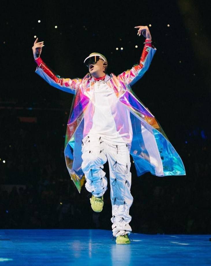 Las gabardinas sintéticas, perfectas por si acaso llueve la noche del concierto, son una opción de vestir perfecta. Elige una con vibrantes tonos o alegre estampado y combínala con camiseta y pantalón en un tono neutro como el blanco para que destaque. Evita los lentes oscuros o cualquier accesorio por tu seguridad.