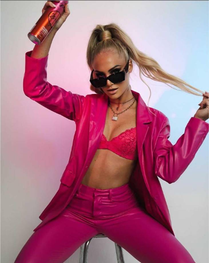 Alisha Lehmann en una imagen del calendario 2023 del que participó como modelo.