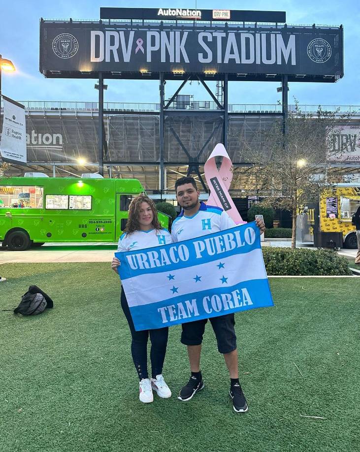 Estos aficionados llegaron al estadio del Inter Miami con una bandera de Honduras con mensaje para Urraco Pueblo.