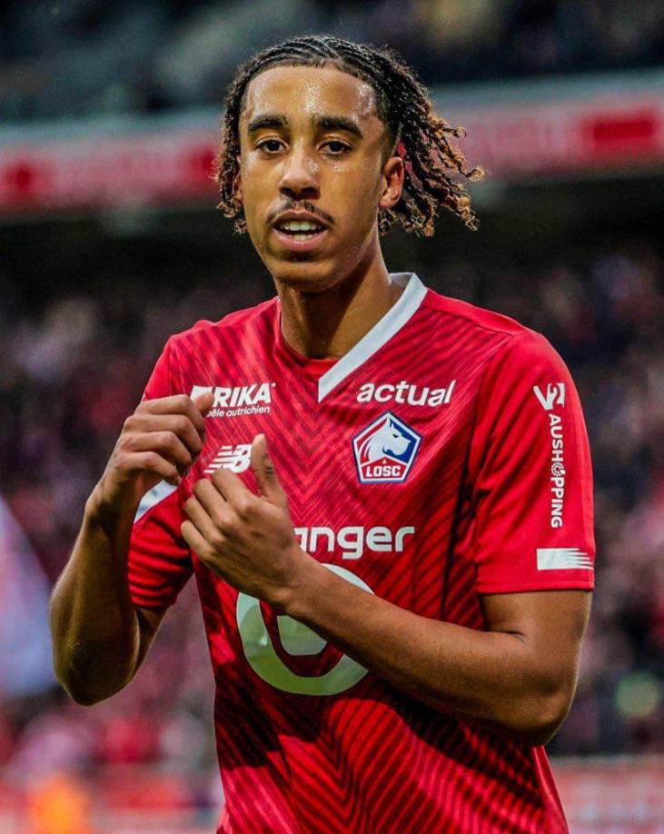 PSG desea fichar a Leny Yoro para que lidere su defensa la próxima temporada y el presidente Nasser Al Khelaïfi se reunió el sábado con Maarten Petermann, copropietario del Lille, para hablar respecto a su posible incorporación. El central franco-marfileño también interesa al Liverpool y Real Madrid.