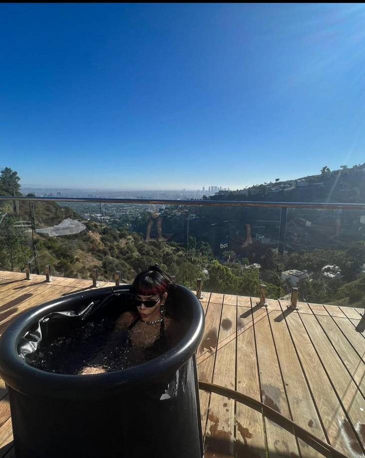 En su publicación se puede apreciar a la cantante relajada y disfrutando una linda tarde en la alberca en un hotel en Hollywood.