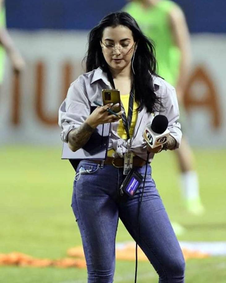 La periodista deportiva de Canal 11, Rosa Alvarado, llegó al estadio Olímpico para dar cobertura al derbi sampedrano.