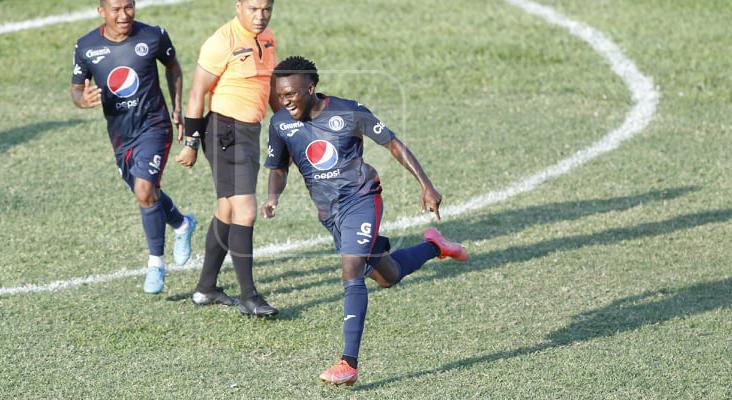 Motagua goleó al Marathón y la figura fue el zurdo Carlos Mejía al marcar un doblete. Foto Neptalí Romero.