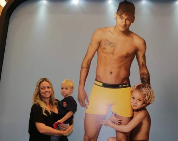 Ella definió a Neymar como un padre muy participativo. 'Amo a mi hijo y no quiero verle molesto. De ninguna manera. Neymar y yo tratamos de ser siempre amigos, de hablar'.