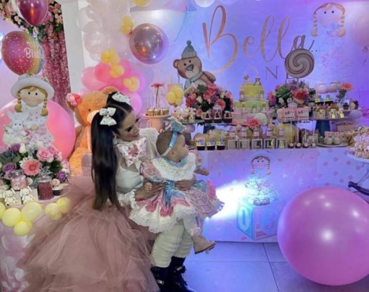 La fiesta de la pequeña Bella se realizó entre globos de colores, pasteles y muchos dulces. La niña, de apenas un año, ya tiene su propia cuenta de Instagram, en donde también se publicaron fotos del festejo.