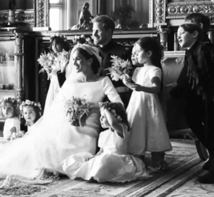 Los recién casados posan junto a los pequeños que fueron parte del cortejo, incluyendo a la princesa Charlotte y el príncipe George.
