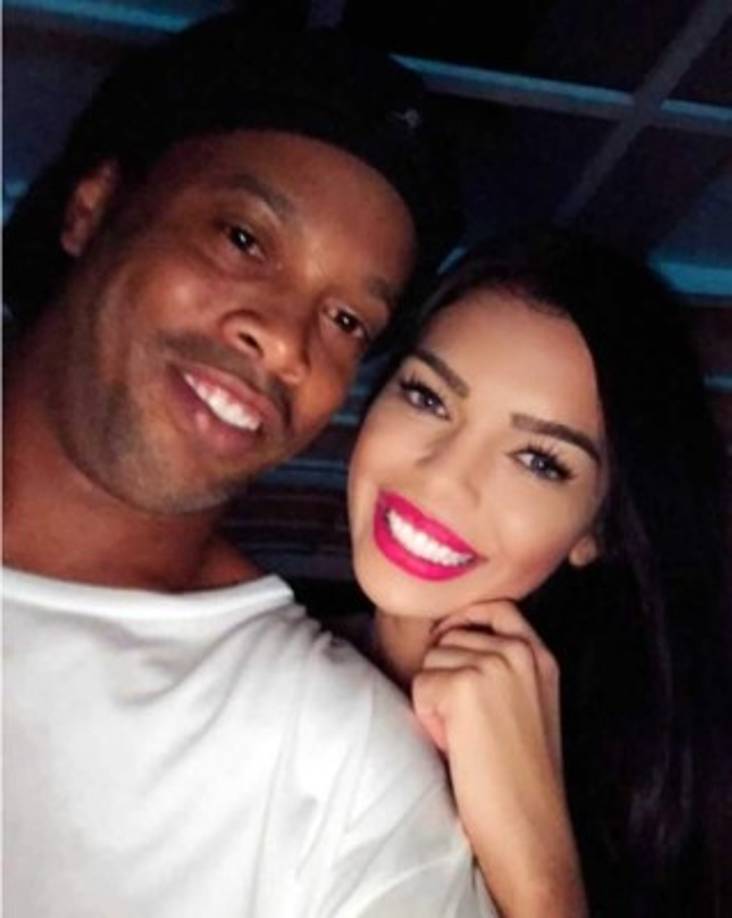La bella modelo acompañó a Ronaldinho en la famosa disco y bar El Cuartel de la Boca del Monte, en barrio La California (San José), donde se le hizo una fiesta privada. Convocaron bellas modelos, así como patrocinadores e invitados especiales. Porras fue una de las que lo tuvieron a la par.