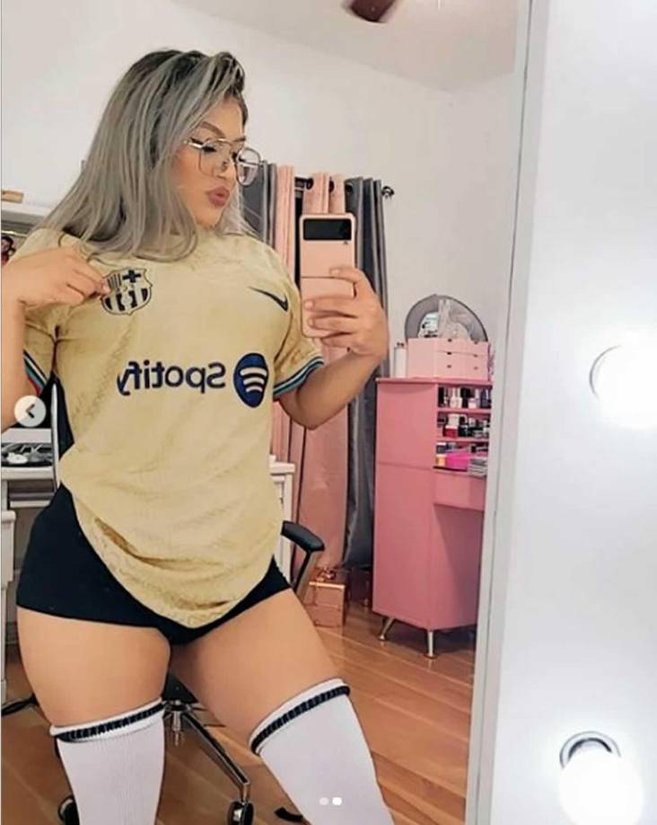 “Esta fotito es para los madrileños, que están ardidos que según Ansu Fati no me regalo su camisa, quedaron como payaso. Arriba el Barcelona”, escribió Orellana junto a las imágenes.