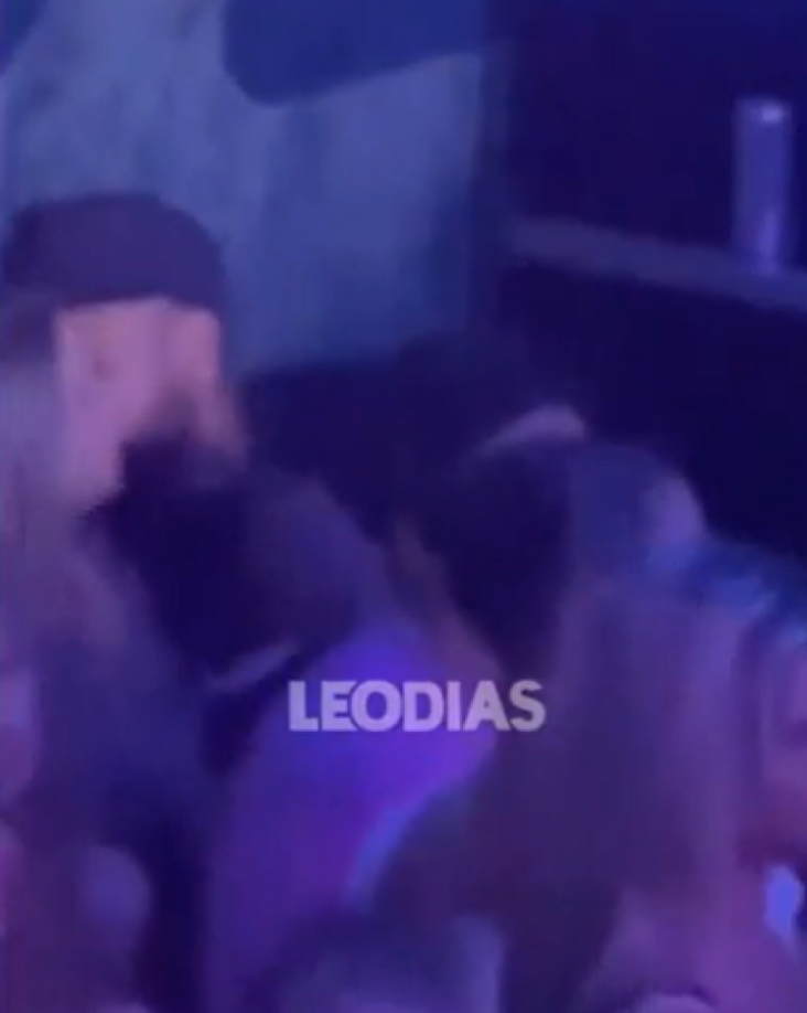 Neymar estuvo acompañado de dos mujeres, pero fue con la rubia con la que tenía más interacción. Se les veía charlando, cantando y bailando juntos.