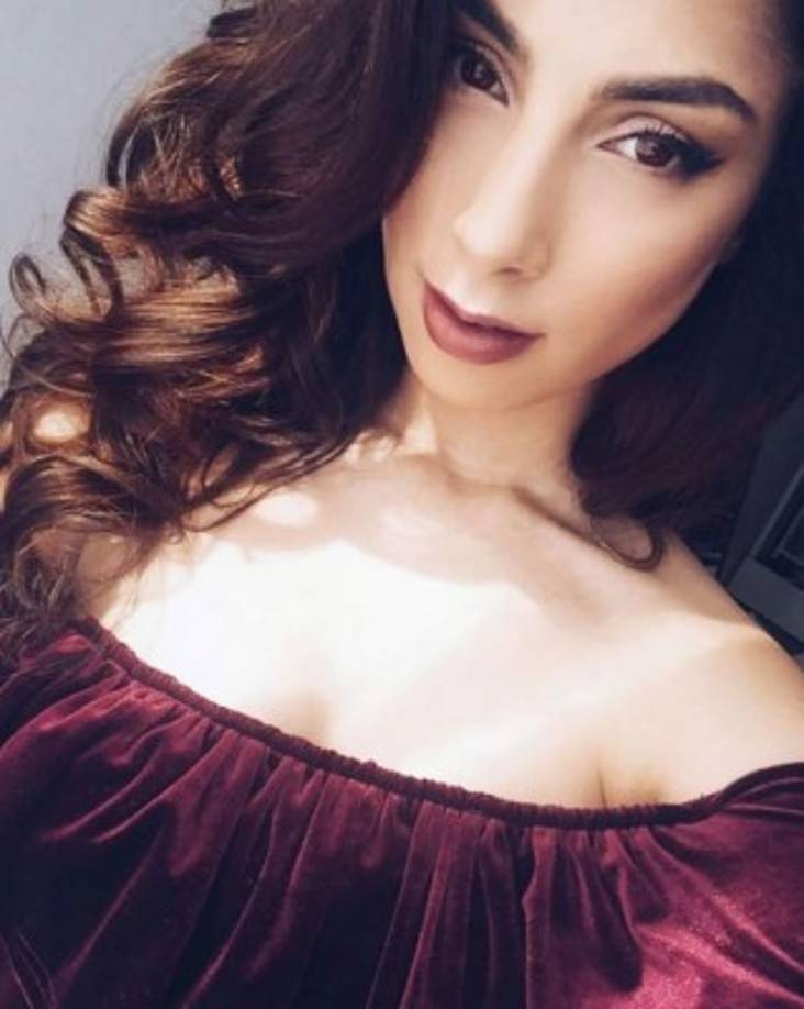 Chacón iició su carrera en el año 2000, en comerciales de televisión y después en la competencia de canto Código F.A.M.A. <br/>