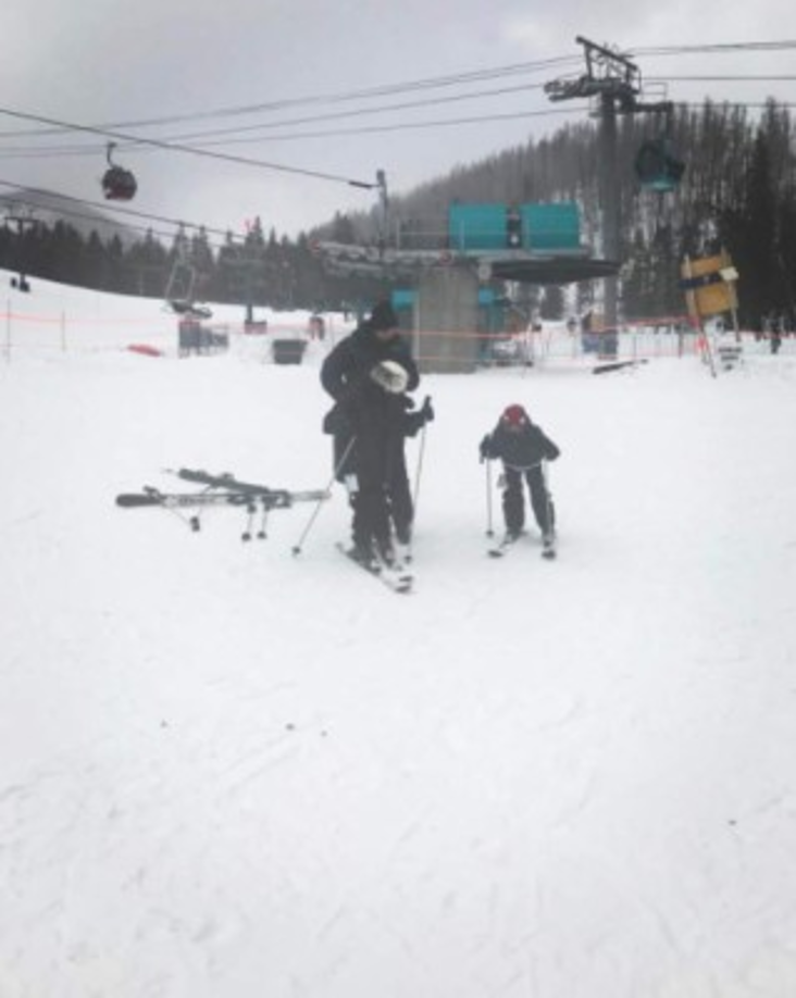 La madre enseñándoles a los pequeños a esquiar.