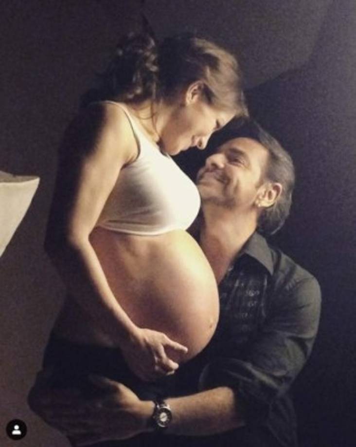 La pequeña es fruto del amor de la cantante y actriz Alessandra Rosaldo y el actor Eugenio Derbez. Aitana nació el 4 de agosto del 2014 convirtiéndose en la mayor alegría para Rosaldo quien se estrenaba como mamá a los 42 años. <br/>