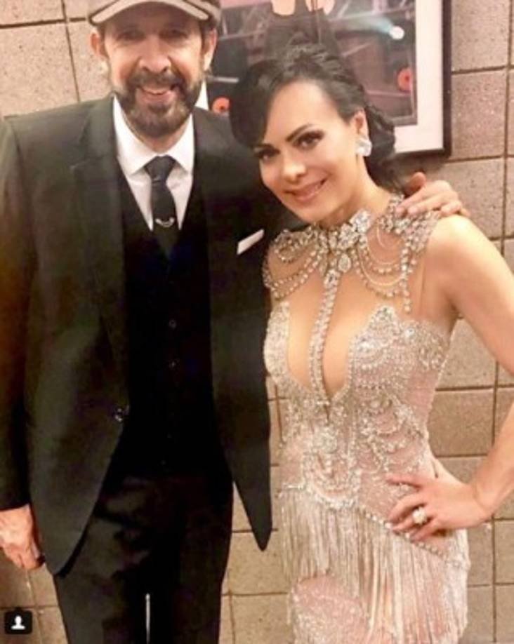 La cantante presentó un premio y también disfrutó la compañía de otros artistas como Juan Luis Guerra.