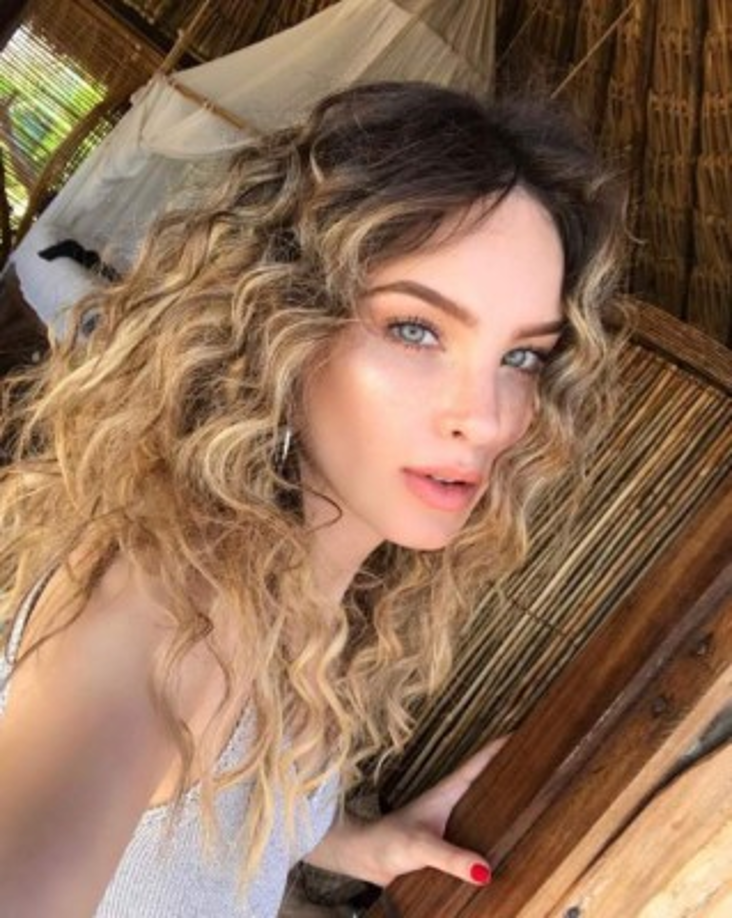 Comenzó en el mundo de la actuación desde niña, a sus diez años, ya participaba programas de televisión.