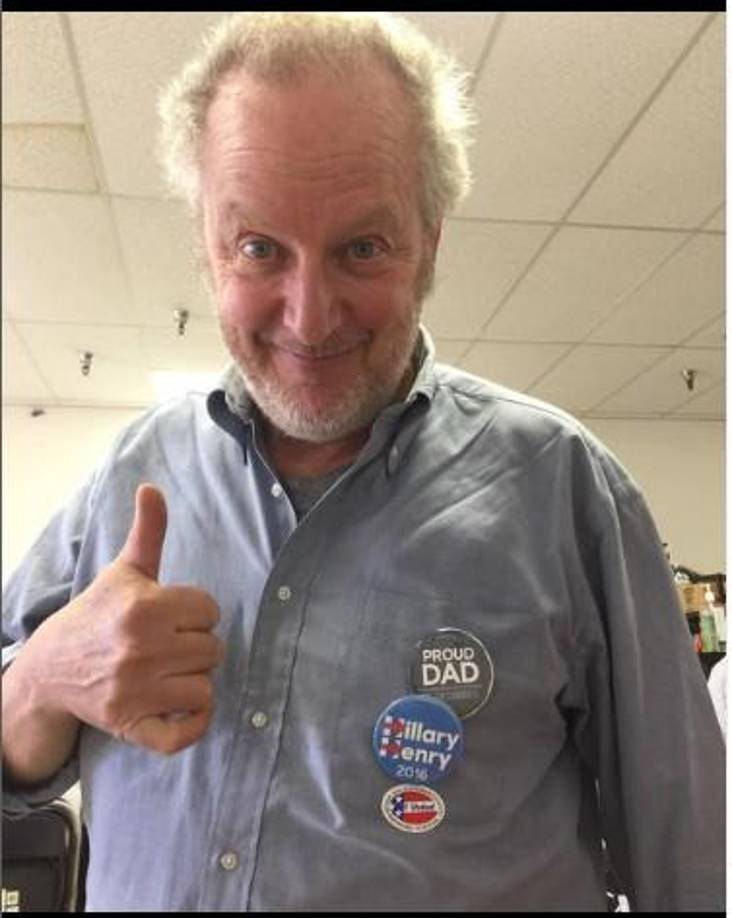 Daniel Stern que dio vida a Marvin, el más bobo de los ladrones de Mi Pobre Angelito. Tiene 68 años y desde en 2018 está retirado de las cámaras. Vive en Maryland con su esposa Laure Mattos, con quien está casada desde 1980 y con la que procreó tres hijos.