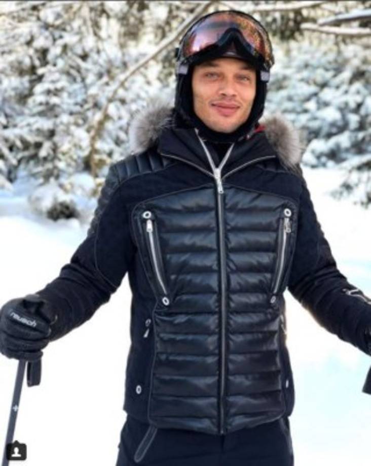 Meeks fue arrestado en junio de 2014 por la policía de Stockton, California, por posesión ilegal de armas. Recobró su libertad después de 27 meses.