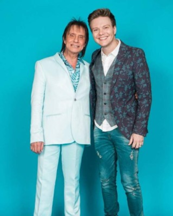 Es cierto que continúa dando conciertos en Latinoamérica, pero su filosofía es otra y ahora está más centrado en su familia. En esta foto se ve compartiendo con Roberto Carlos.