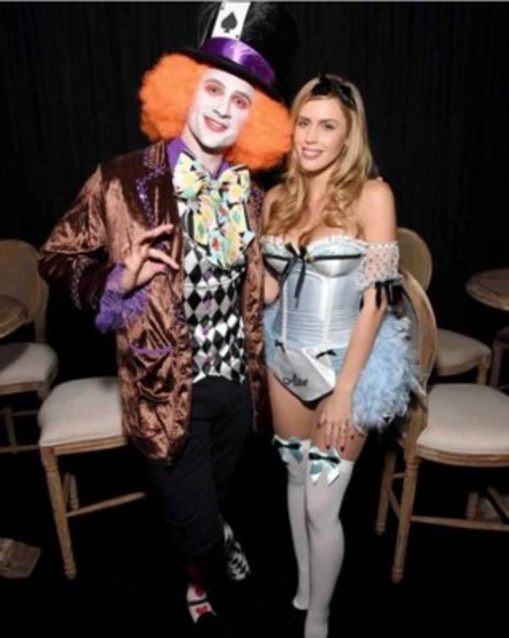 El nadador estadounidense Ryan Lochte, de sombrerero loco junto a Alicia en El País de las Maravillas