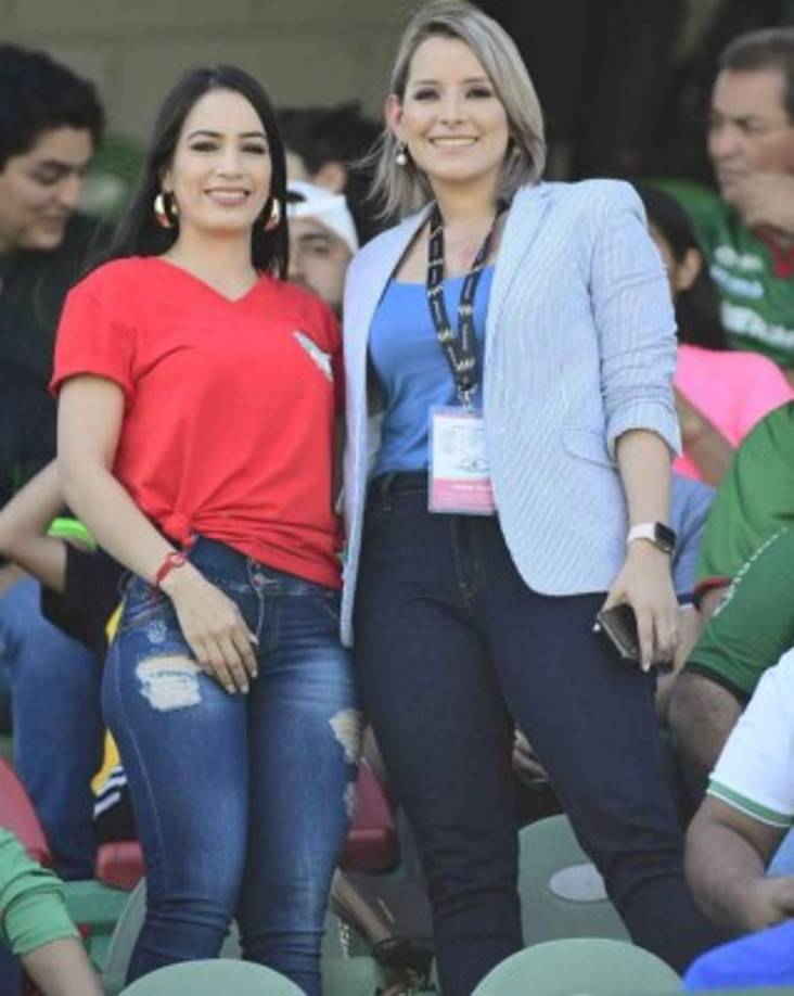 Erika Cabrera(izquierda), es la esposa de Mario Martínez y acudió al Yankel Rosenthal para disfrutar del derbi sampedrano. La chica derramó lágrimas luego de que su amado le anotó al Real España.