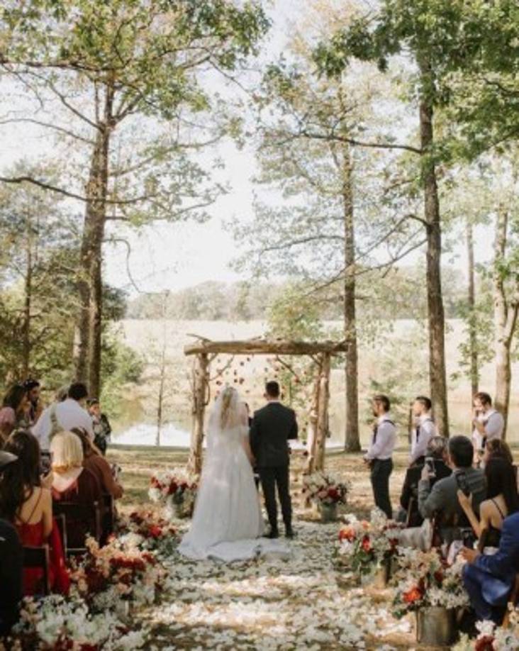 La actriz de origen cubano y el actor chileno se enamoraron en el set de ESDLC mientras rodaban la temporada 6, casi dos años después dieron este paso importante en su relación con una bella ceremonia la estilo campestre.