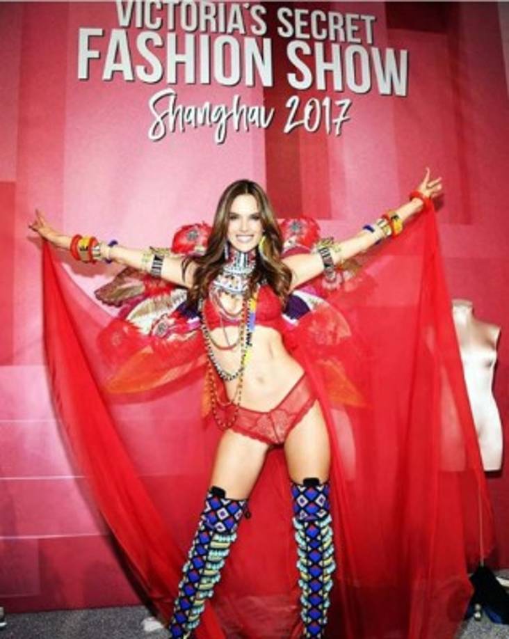 Alessandra Ambrosio ha colgado sus alas de ángel de Victoria's Secret después de 17 años desfilando para la firma de lencería.