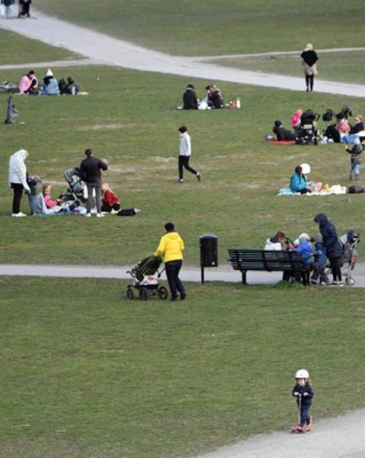 El Gobierno de Suecia se rehusó a adoptar 'medidas dacronianas' en la lucha contra el coronavirus afirmando que tendrían un efecto limitado y podría paralizar las funciones sociales. Así, los parques, restaurantes, bares y estaciones de esquí siguen abiertos al públicos pese al aumento de casos de Covid 19.